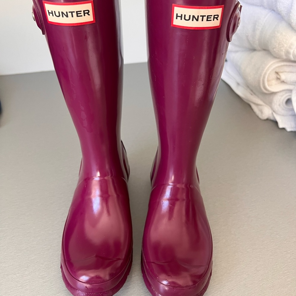 Hunter Kids Boot Size 3. Raspberry in color.
